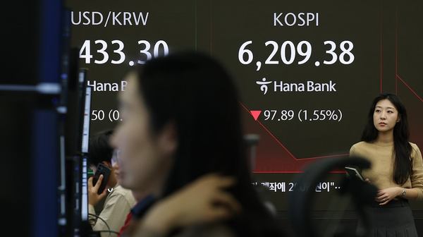 27일 코스피는 전장보다 109.78포인트(1.74%) 내린 6,197.49로 출발했다. 사진=연합뉴스&nbsp;