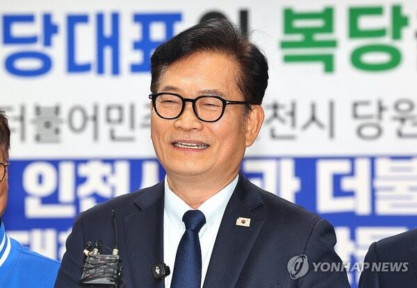 송영길 전 당 대표가 20일 인천 남동구 인천시당을 찾아 고남석 시당위원장에게 복당 신청서를 제출한 뒤 소감을 밝히고 있다 [사진=연합뉴스]