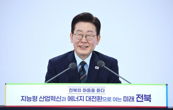 이재명&nbsp;대통령이 27일 전북 전주시 전북대학교에서 열린 '전북의 마음을 듣다' 타운홀미팅 간담회에서 발언하고 있다. [사진=연합뉴스]