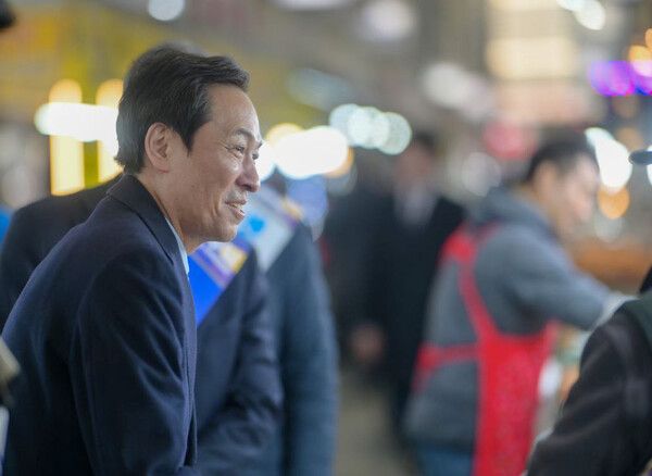 우상호 강원도지사 출마 예정자가 14일 강원 원주시 전통시장에서 더불어민주당 원주갑을지역위원회가 주최한 장보기 행사에 참석해 상인 및 시민들과 만나고 있다. 2026.2.14 [더불어민주당 원주갑을지역위원회 제공]