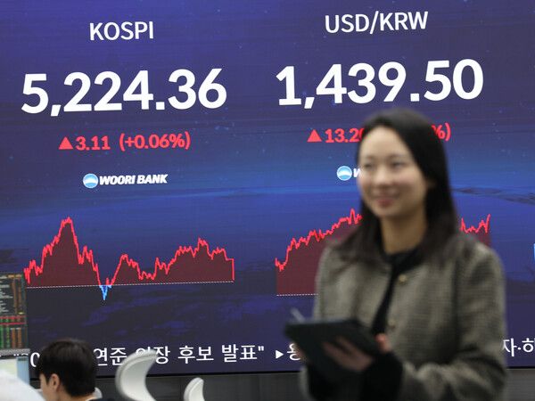 &nbsp;30일 서울 중구 우리은행 딜링룸 전광판에&nbsp;코스피, 원/달러 환율이 표시돼 있다.&nbsp;이날&nbsp;코스피는 전장보다 3.11포인트(0.06%) 오른 5,224.36으로 거래를 마쳤다. [사진=연합뉴스]
