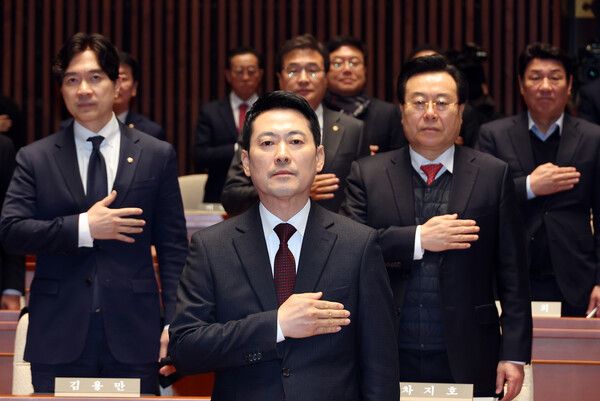 &nbsp;국민의힘&nbsp;장동혁&nbsp;대표가 2일 국회 예결위회의장에서 열린 의원총회에서 국기에 경례하고 있다. [사진=연합뉴스]