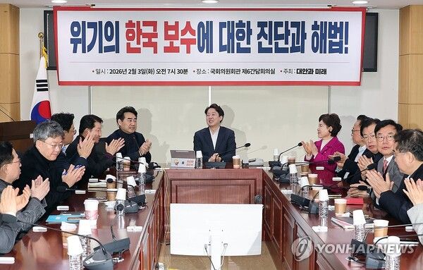 국민의힘 소장파 초·재선 의원 모임인 '대안과 미래' 소속 의원들이 3일 국회 의원회관에서 개혁신당&nbsp;이준석&nbsp;대표를 초청해 '위기의 한국 보수에 대한 진단과 해법!' 토론회를 열고 있다. [사진=연합뉴스]