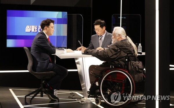 이준석&nbsp;대표(왼쪽)와 박경석 전국장애인차별철폐연대(전장연) 상임공동대표(오른쪽)가 13일 서울 상암동 JTBC 스튜디오에서 JTBC 프로그램 '썰전라이브' 생방송 일대일 토론을 하고 있다. 2022.4.13 [사진=연합뉴스]