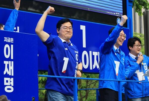 &nbsp;지난해 5월 대선 선거 운동 당시 더불어민주당 상임총괄선대위원장인&nbsp;박찬대&nbsp;원내대표가 서울 영등포구 여의도에서 열린 집중유세에서&nbsp;이재명&nbsp;후보를 홍보하며 춤을 추고 있다. [사진=연합뉴스]