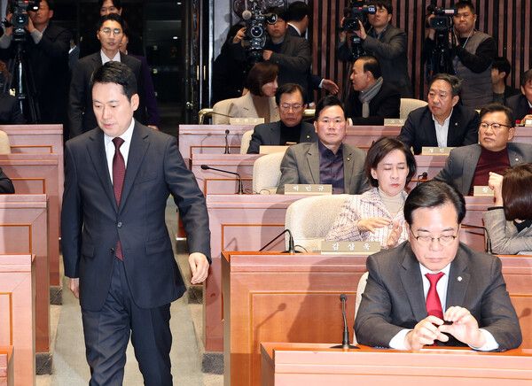 국민의힘&nbsp;장동혁&nbsp;대표가 2일 국회 예결위회의장에서 열린 의원총회에 입장하고 있다. [사진=연합뉴스]