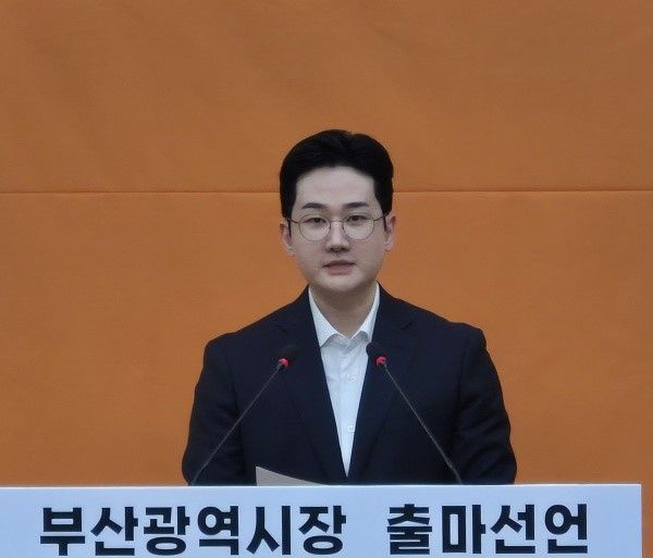정이한 개혁신당 대변인이 3일 오후 부산시의회 브리핑룸에서 부산시장 출마를 선언하고 있다.[사진=정하룡 기자]