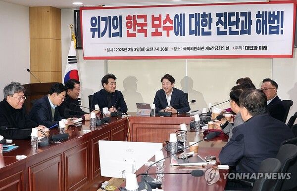 국민의힘 소장파 초·재선 의원 모임인 '대안과 미래' 소속 의원들이 3일 국회 의원회관에서 개혁신당&nbsp;이준석&nbsp;대표를 초청해 '위기의 한국 보수에 대한 진단과 해법!' 토론회를 열고 있다. [사진=연합뉴스]