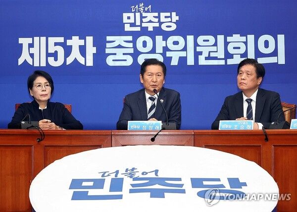 더불어민주당 정청래 대표가 3일 국회에서 자신의 핵심 공약인 1인1표제가 최종 관문인 당 중앙위원회를 통과한 직후 열린 기자 간담회에서 발언하고 있다. [사진=연합뉴스]