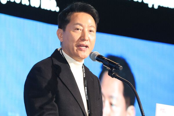 &nbsp;오세훈&nbsp;서울시장이 지난달 30일 서울 강남구 코엑스에서 열린 'AI 서울 2026' 콘퍼런스에서 '피지컬 AI 선도도시, 서울' 선언을 하고 있다. [사진=연합뉴스]