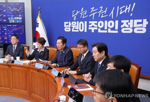 더불어민주당 정청래 대표가 4일 서울 여의도 국회에서 열린 최고위원회의에서 발언하고 있다 [사진=연합뉴스]