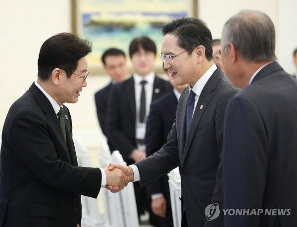 이재명 대통령이 4일 청와대에서 열린 '청년 일자리와 지방투자 확대를 위한 기업간담회'에 입장하며 이재용 삼성전자 회장과 인사하고 있다 [사진=연합뉴스]