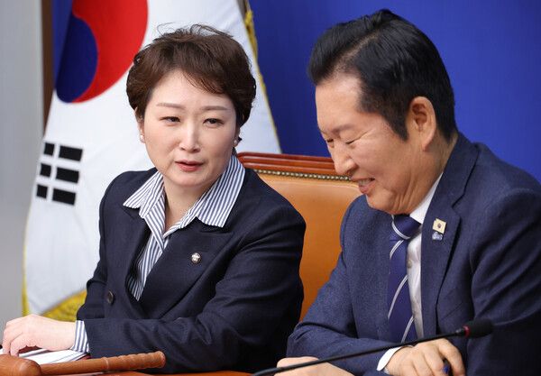 더불어민주당 정청래 대표와 이언주 최고위원이 4일 서울 여의도 국회에서 열린 최고위원회의에서 대화하고 있다. [사진=연합뉴스]