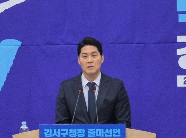 박상준 더불어민주당 부산 강서구의원이 4일 시의회에서 구청장 출마를 선언하고 있다.[사진=정하룡 기자]