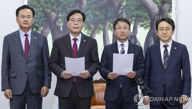 더불어민주당과 국민의힘 여야 원내지도부가 대미투자특별법 특별위원회 구성에 합의했다.&nbsp;4일 국회에서 여야 원내지도부가 협상 끝에 대미투자특별법 특위 구성에 합의해 합의문에 서명한 뒤 공동 발표하고 있다.&nbsp;(왼쪽부터) 국민의힘 유상범 원내운영수석부대표, 송언석 원내대표, 더불어민주당 한병도 원내대표, 천준호 원내운영수석부대표. 2026.2.4 [사진=연합뉴스]