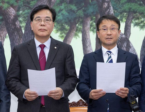 4일 국회에서 여야 원내지도부는 협상 끝에 대미투자특별법 특위 구성에 합의해 합의문에 서명한 뒤 공동 발표하고 있다. (왼쪽부터) 국민의힘 송언석 원내대표, 더불어민주당 한병도 원내대표. [사진=연합뉴스]