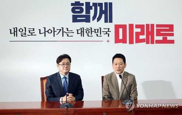 국민의힘 장동혁 대표(오른쪽)와&nbsp;홍익표&nbsp;청와대 정무수석이 5일 국회에서 만나 얘기를 나누고 있다. [사진=연합뉴스]