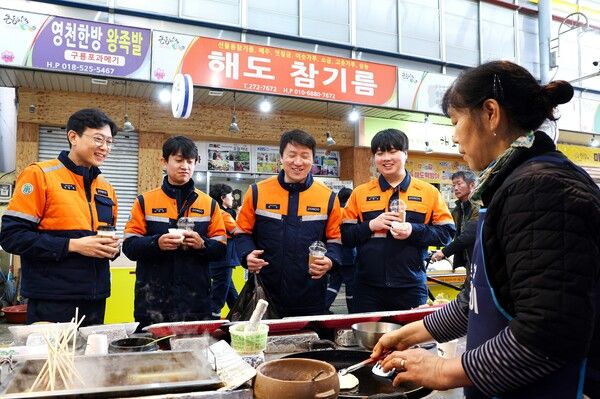 설 명절 맞아 전통시장에서 지역 상권 살리기에 나선 포스코 직원들 / 사진=포스코