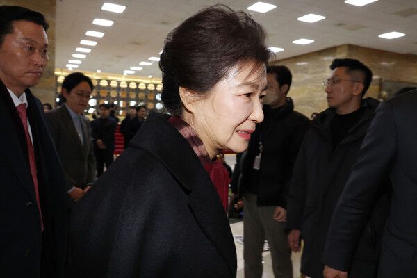 &nbsp;박근혜&nbsp;전 대통령이 지난달 22일 통일교·공천헌금 '쌍특검' 수용을 요구하며 여드레째 단식 중인 장동혁 국민의힘 대표를 방문한 후 떠나고 있다. 법원에 따르면 박 전 대통령은 가로세로연구소가 신청한 대구 사저 가압류 신청이 인용됐다. [사진=연합뉴스]