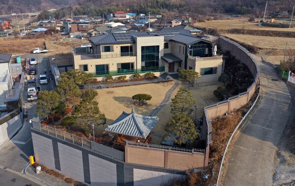 박근혜&nbsp;전 대통령이 퇴원 후 머물 것으로 알려진 대구 달성군&nbsp;사저&nbsp;모습. [사진=연합뉴스]