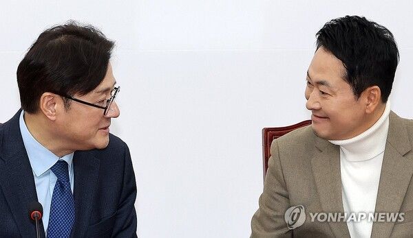 국민의힘 장동혁 대표(오른쪽)와&nbsp;홍익표&nbsp;청와대 정무수석이 5일 국회에서 만나 얘기를 나누고 있다. [사진=연합뉴스]