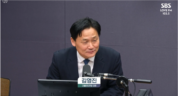 김영진 민주당 의원은 5일&nbsp; 라디오에 출연해 장동혁 국민의힘&nbsp;대표의 선거 연령 하향 제안에 대해 순수성을 의심해 봐야 한다고 주장했다.&nbsp;