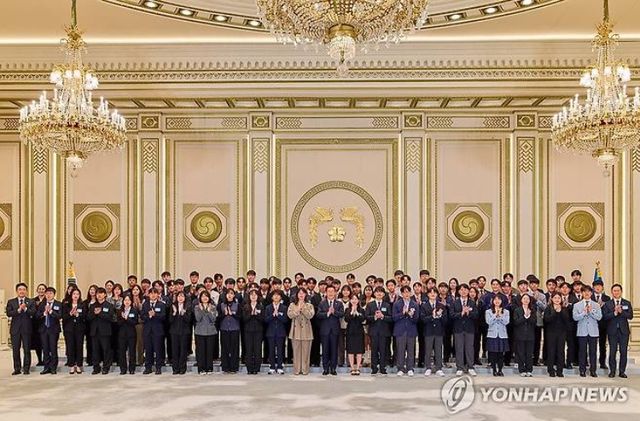 이재명 대통령이 5일 청와대에서 대통령과학장학생·올림피아드 대표단 친수 및 간담회(미래 과학자와의 대화) 참석자들과 기념촬영을 하고 있다. 2026.2.5 [사진=청와대 제공]