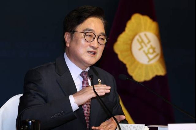 우원식 국회의장이 5일 서울 여의도 국회 사랑재에서 신년 기자회견을 열고 '지방선거-개헌 동시투표' 실시하려면 '2월중하순까지 국민투표법을 통과시켜야 한다'고 주장했다. [사진=연합뉴스]