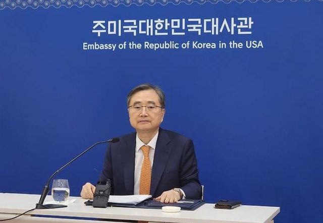 조현 외교부 장관이 5일(현지시간) 미국 워싱턴DC 주미한국대사관에서 한국특파원들과 간담회에서 관세-안보 협의 관련 방미 결과를 설명하고 있다. [사진=워싱턴D.C./연합뉴스]