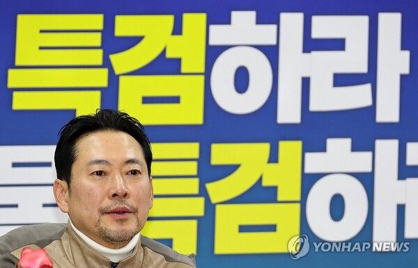국민의힘&nbsp;장동혁&nbsp;대표가 21일 서울 여의도 국회 로텐더홀&nbsp;단식&nbsp;농성장에서 당원들로부터 응원을 받자 눌시울이 붉어져 있다. [사진=연합뉴스]