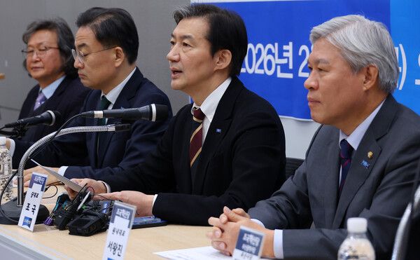 조국혁신당&nbsp;조국 대표가 5일 부산 동구 부산항컨벤션센터에서 열린 부산현장최고위원회에서 민주당과 합당 관련 발언을 하고 있다. [사진=연합뉴스]