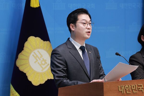 더불어민주당 허위조작정보대응특별위원회 부위원장인 김동아 의원이 21일 국회 소통관에서 이재명 대통령 비방 목적 '안동댐 사건' 허위조작정보 유포자 고발 기자회견을 하고 있다. [사진=연합뉴스]