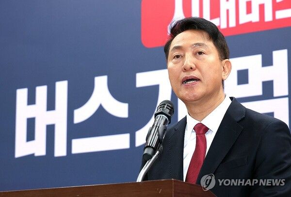 오세훈&nbsp;서울시장이 5일 국회 의원회관에서 열린 신동욱 최고위원과 서울시가 주최한 '시내버스 필수공익사업 지정 토론회: 버스가 멈추면 일상도 멈춘다!' 에서 발언하고 있다. [사진=연합뉴스]