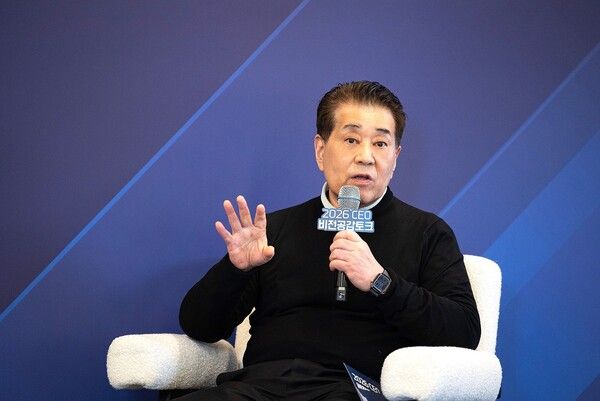 포스코그룹 장인화 회장이 '2026 CEO공감토크'에서 임직원들의 질문에 대답하고 있다. / 사진=포스코