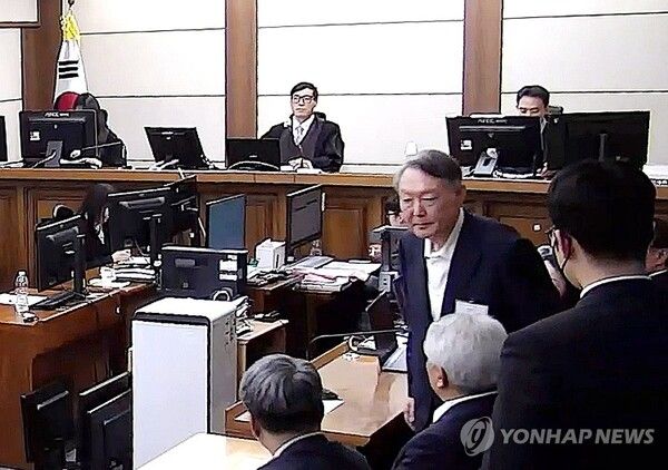 윤석열&nbsp;전 대통령이 16일 서초구 서울중앙지방법원에서 열린 특수공무집행방해, 범인도피교사, 직권남용 권리행사방해 혐의 등 사건에 대한 1심 선고 공판에서 징역 5년을 선고받은 뒤 법정을 나서고 있다. [사진=연합뉴스]