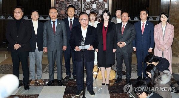 친한계로 분류되는 국민의힘 의원들이 29일 국회 로텐더홀 앞에서 의원총회를 앞두고 한동훈 전 대표 제명을 주도한 장동혁 대표 체제 지도부의 즉각 사퇴를 요구하는 집단 성명을 발표하고 있다.이날 입장문에는 김성원(3선), 김형동·서범수·박정하·배현진(이상 재선), 고동진·박정훈·우재준·정성국·정연욱·김건·김예지·안상훈·유용원·진종오·한지아(이상 초선) 의원이 이름을 올렸다. [사진=연합뉴스]