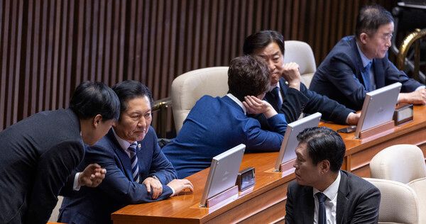 더불어민주당 정청래 대표(왼쪽 두 번째)와&nbsp;이성윤&nbsp;최고위원(왼쪽 첫 번째), 조승래 사무총장(왼쪽 아래)이 2일 국회에서 열린 2월 임시회 개회식에 참석해 대화하고 있다.&nbsp;정 대표 뒤편에는 이날 오전 조국혁신당과의 합당 제의를 두고 갈등을 표출한 이언주, 황명선, 강득구 최고위원이 서로 대화하고 있다. [사진=연합뉴스]
