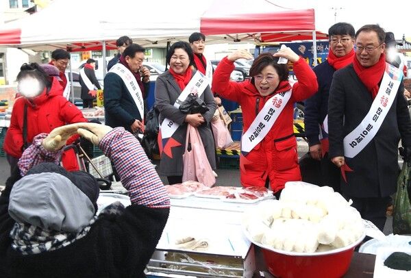 김정재 국회의원이 지역 전통시장을 찾아 시장상인과 인사를 나누고 있다. / 사진=김정재 의원 페이스북 캡쳐