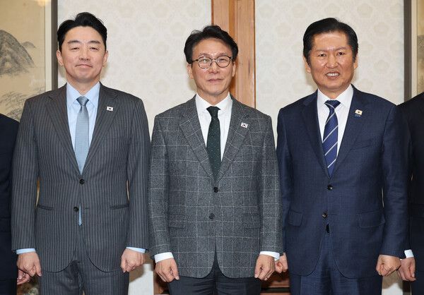 김민석 국무총리가 8일 서울 종로구 삼청동 총리공관에서 열린 고위당정협의회에서&nbsp;강훈식&nbsp;대통령 비서실장(왼쪽), 더불어민주당 정청래 대표 등 참석자들과 기념 촬영하고 있다. [사진=연합뉴스]
