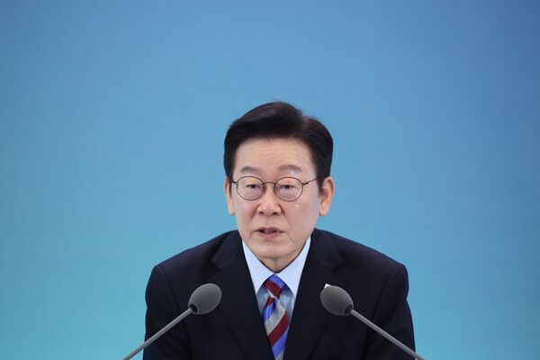 이재명&nbsp;대통령이 6일 창원 성산구 창원컨벤션센터에서 열린 '경남의 마음을 듣다' 타운홀미팅 간담회에서 발언하고 있다. [사진=연합뉴스]&nbsp;