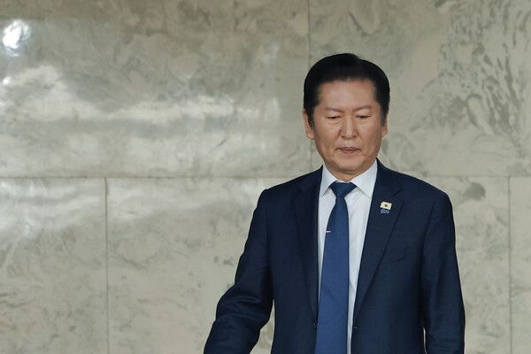 더불어민주당&nbsp;정청래&nbsp;대표가 6일 국회에서 3선 의원들을 만나기 위해 간담회장으로 향하고 있다. [사진=연합뉴스]