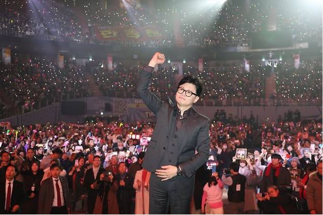 한동훈 전 국민의힘 대표가 8일 오후 서울 송파구 잠실실내체육관에서 열린 토크콘서트에 참석한 1만5000여명의 지지자들의 환호성에 답하고 있다. [사진=연합뉴스]