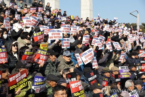 9일 서울 여의도 국회 본청 앞에서 열린&nbsp;강원특별법 '3차 개정안' 통과 촉구를 위한 국회 상경 도민 결의대회에서 참석자들이 구호를 외치고 있다. [사진=연합뉴스]