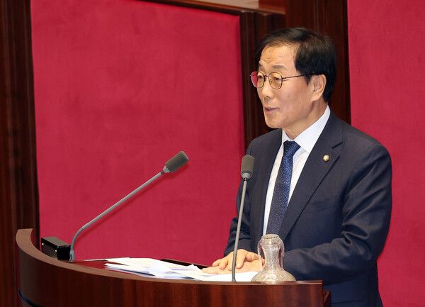 더불어민주당&nbsp;윤후덕&nbsp;의원이 9일 국회 본회의장에서 열린 정치·외교·통일·안보 분야 대정부질문에서 김민석 국무총리에게 질문하고 있다. [사진=연합뉴스]