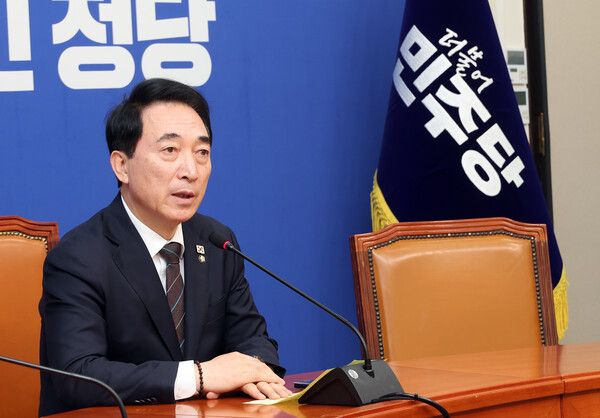 더불어민주당&nbsp;박수현&nbsp;수석대변인이 8일 국회에서 현안 관련 기자간담회를 열고 있다. [사진=연합뉴스]