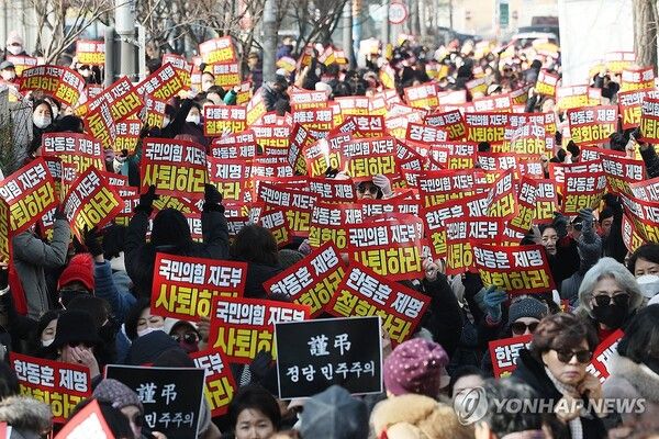 17일 서울 영등포구 국회 인근에서 열린 국민의힘&nbsp;한동훈&nbsp;전 대표의 제명 취소 촉구 집회에서 참가자들이 손팻말을 들고 있다. 2026.1.17 [사진=연합뉴스]