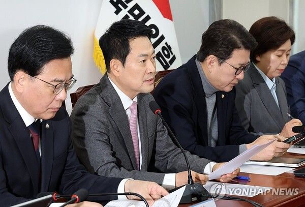 국민의힘&nbsp;장동혁&nbsp;대표가 9일 국회에서 열린 최고위원회의에서 모두발언을 하고 있다. [사진=연합뉴스]