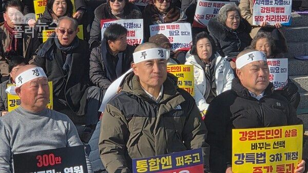 김 지사는 9일 강원특별법 3차 개정안 통과를 요구하며 국회 본앞에서 삭발했다. [사진=폴리뉴스]