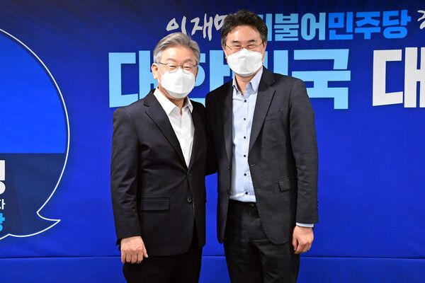 서정완 하남시장 출마예정자가 제20대 대선 당시 이재명 대통령 후보 비서실에서 일하던 시기 이재명 대통령과 함께 찍은 모습. [사진=서 출마예장자 측 제공]