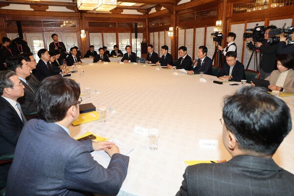 더불어민주당 정청래 대표가 8일 서울 종로구 삼청동 총리공관에서 김민석 국무총리,&nbsp;강훈식&nbsp;대통령 비서실장 등 참석하에 열린 에서 발언하고 있다. [사진=연합뉴스]